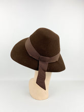 Load image into Gallery viewer, Original Late 1930s Early 1940s Chocolate Brown Felt Hat - Classic Shape
