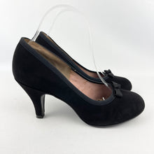 Load image into Gallery viewer, Original 1940&#39;s 1950&#39;s Black Suede Bow Fronted Court Shoes - UK 5
