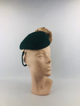 Load image into Gallery viewer, 1940s Forest Green Felt Hat with Flowers
