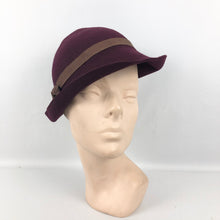 Load image into Gallery viewer, 1930s Burgundy Felt Hat with Grosgrain Band
