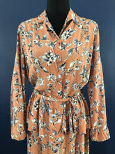 Load image into Gallery viewer, Original 1940s Peach Crepe Floral Dress with Grey and White Print - Bust 38 40 42 - Volup
