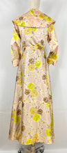 Load image into Gallery viewer, Original 1940s 1950s Chaslyn Model Luxurious Feel Pink Housecoat in a Pretty Floral Print - Bust 36 37 38
