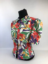Load image into Gallery viewer, 1940s Reproduction Feed Sack Blouse in Bold Floral - Bust 34 36
