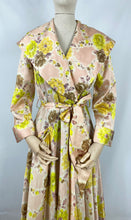 Load image into Gallery viewer, Original 1940s 1950s Chaslyn Model Luxurious Feel Pink Housecoat in a Pretty Floral Print - Bust 36 37 38
