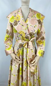 Original 1940s 1950s Chaslyn Model Luxurious Feel Pink Housecoat in a Pretty Floral Print - Bust 36 37 38