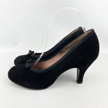 Load image into Gallery viewer, Original 1940&#39;s 1950&#39;s Black Suede Bow Fronted Court Shoes - UK 5
