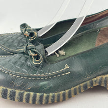 Load image into Gallery viewer, Original 1940&#39;s 1950&#39;s Forest Green Leather Slip on Shoes with Bow Trim - UK 5 *
