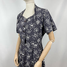 Load image into Gallery viewer, Original Volup St Michael Classic 1950s Cotton Day Dress in Grey and White Floral Print - Bust 40 42
