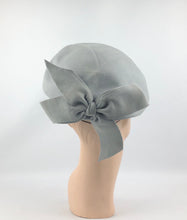 Load image into Gallery viewer, 1940s Dove Grey Felt Hat with Bow Trim
