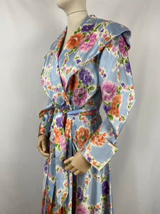 Original 1940s 1950s Chaslyn Model Luxurious Feel Blue Housecoat in a Pretty Floral Print - Bust 36 37 38