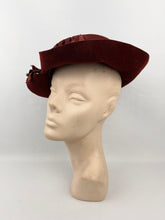 Load image into Gallery viewer, Original 1930s Chestnut Felt Hat with Cutout Detail and Green Grosgrain Trim - AS IS
