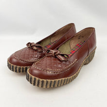 Load image into Gallery viewer, Original 1940&#39;s 1950&#39;s Chestnut Brown Leather Slip on Shoes with Bow Trim - UK 4 1/2 *
